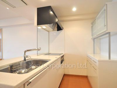 Kitchen ※Photo of the same layout on 13 floor. Decoration and fixture may differ.
