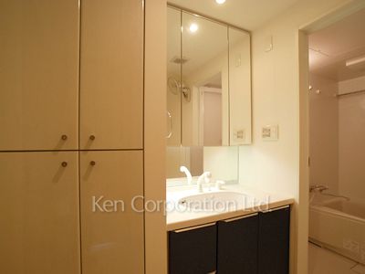 Powder Room ※Photo of the same layout on 19 floor. Decoration and fixture may differ.