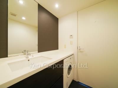Powder Room ※Photo of the same layout on 18 floor. Decoration and fixture may differ.