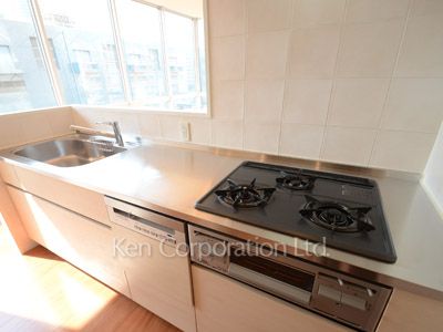 Kitchen ※Photo of the same layout on 4 floor. Decoration and fixture may differ.
