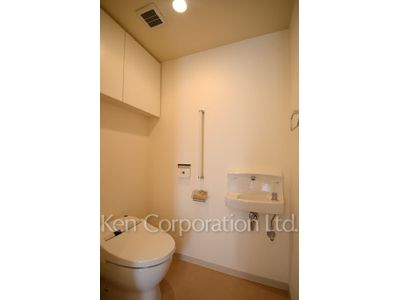Lavatory ※Photo of the same layout on 4 floor. Decoration and fixture may differ.