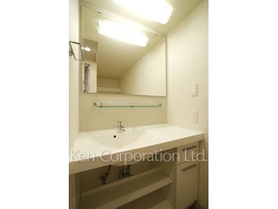Powder Room ※Photo of the same layout on 12 floor. Decoration and fixture may differ.