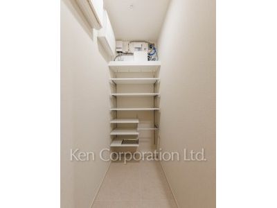 Shoes-In Closet ※Photo of the same layout on 35 floor. Decoration and fixture may differ.