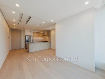 Living-Dining ※Photo of the same layout on 35 floor. Decoration and fixture may differ.