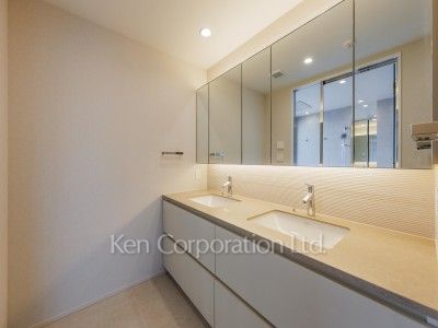 Powder Room ※Photo of the same layout on 35 floor. Decoration and fixture may differ.