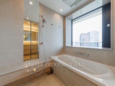 Bath ※Photo of the same layout on 35 floor. Decoration and fixture may differ.
