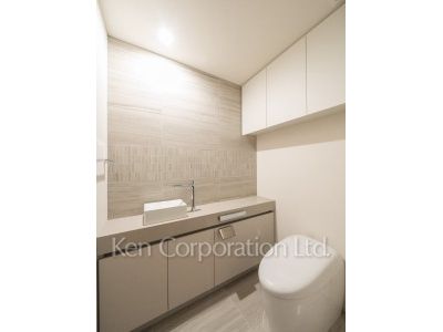 Lavatory ※Photo of the same layout on 10 floor. Decoration and fixture may differ.