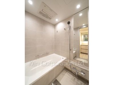 Bath ※Photo of the same layout on 10 floor. Decoration and fixture may differ.