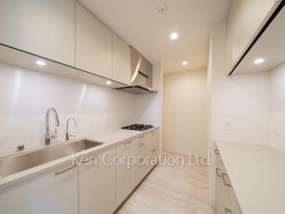 Kitchen ※Photo of the same layout on 10 floor. Decoration and fixture may differ.