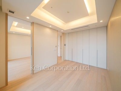 Master Bedroom ※Photo of the same layout on 36 floor. Decoration and fixture may differ.
