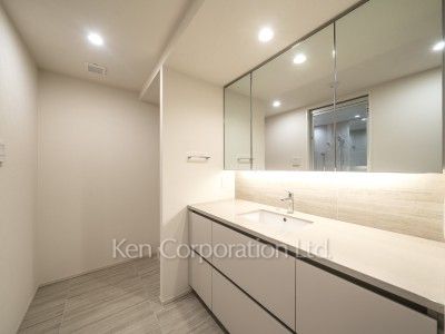Powder Room ※Photo of the same layout on 10 floor. Decoration and fixture may differ.