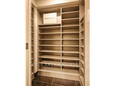 Shoes-In Closet ※Photo of the same layout on 6 floor. Decoration and fixture may differ.