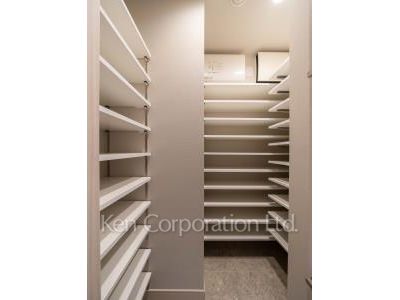 Shoes-In Closet ※Photo of the same layout on 2 floor. Decoration and fixture may differ.